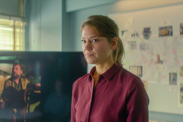 Nicole (Britta Hammelstein) grübelt über Leichen