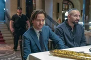 Björn (Tom Schilling, l.) und Sascha (Murathan Muslu) feixen