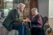 Gladys (Susan Ruttan) berührt Charles (Ted Danson)