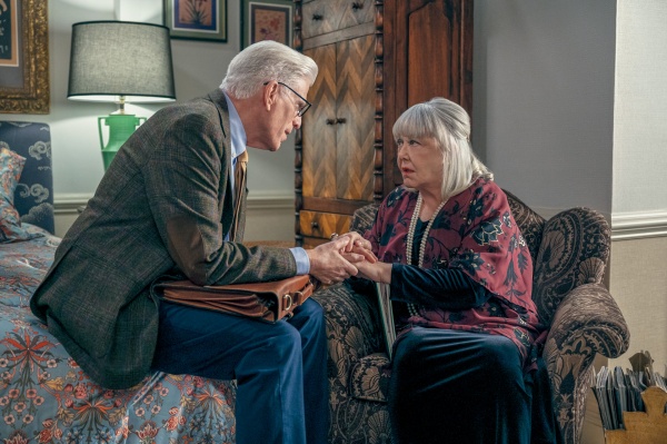 Gladys (Susan Ruttan) berührt Charles (Ted Danson)
