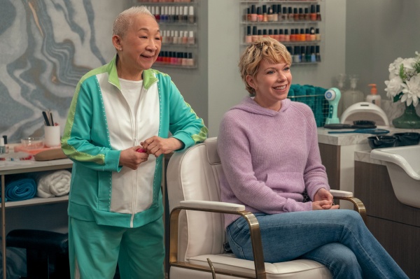 Susan (Lori Tan Chinn) spricht mit Emily (Mary Elizabeth Ellis)