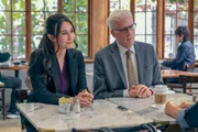 Julie und Charles (Ted Danson) lösen den Fall