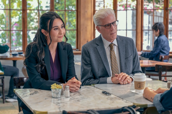 Julie und Charles (Ted Danson) lösen den Fall
