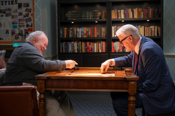 Calbert (Stephen McKinley Henderson) spielt mit Charles
