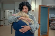 Didi (Stephanie Beatriz) tröstet Virginia (Sally Struthers)