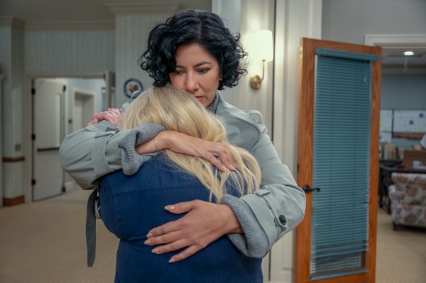 Didi (Stephanie Beatriz) tröstet Virginia (Sally Struthers)