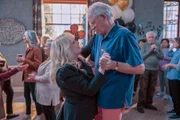 Virginia (Sally Struthers) tanzt mit Ex-Mann Elliot (John Getz)