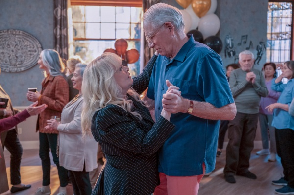 Virginia (Sally Struthers) tanzt mit Ex-Mann Elliot (John Getz)
