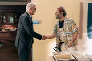 Charles (Ted Danson) begegnet dem schr&auml;gen Vogel Apollo (Jason Mantzoukas, r.)