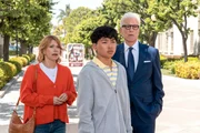 Emily (Mary Elizabeth Ellis) und Jace (Deuce Basco) helfen Charles (Ted Danson, r.)