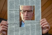 Charles (Ted Danson) schneidet Zeitungsartikel aus