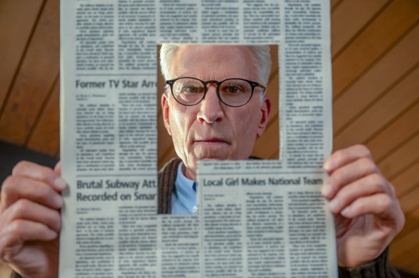 Charles (Ted Danson) schneidet Zeitungsartikel aus