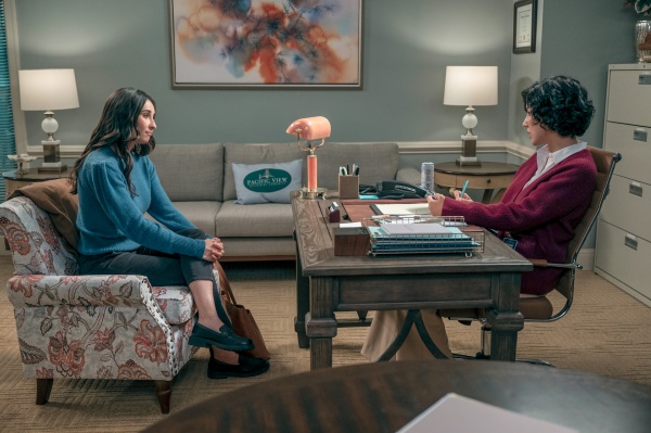 Didi (r.) befragt Julie (Lilah Richcreek Estrada)