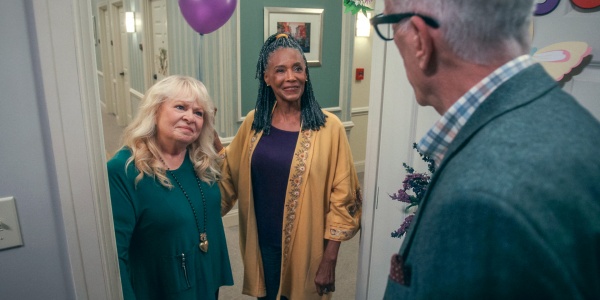 Virginia (l.) und Florence (Margaret Avery) begrüßen Charles
