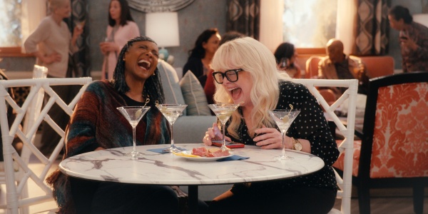 Florence (l.) und Virginia (Sally Struthers) feiern gerne