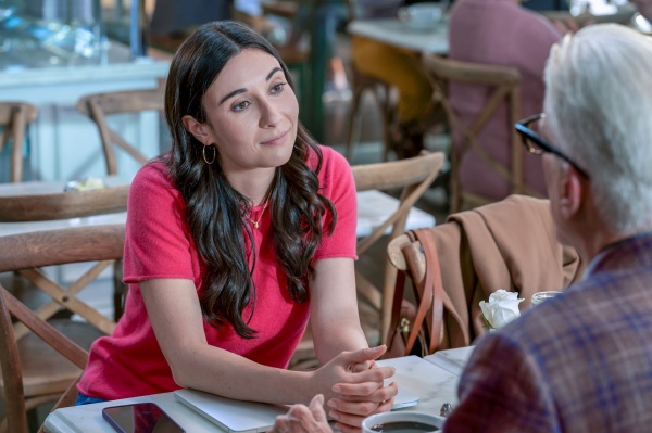 Julie (Lilah Richcreek Estrada) staunt über Charles