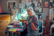 Gladys (Susan Ruttan) liebt ihre Kostüme