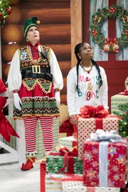 Im Einkaufszentrum trauen die Sicherheitskraft (Amanda Tepe) und Winter (Taylor Cora, r.) kaum ihren Augen