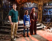 Justin (David Henrie), Billie (Janice LeAnn Brown) und Alex (Selena Gomez) schweben in Gefahr