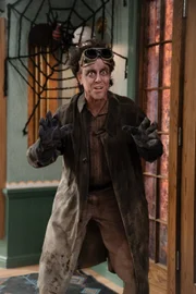 Der geisterhafte Mantooth (Sean Whalen) erschreckt arglose Menschen