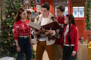 Ein Buch hilft (v.l.) Giada (Mimi Gianopulos), Justin (David Henrie), Roman (Alkaio Thiele) und Billie (Janice LeAnn Brown)