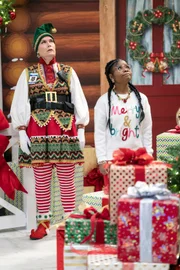 Im Einkaufszentrum trauen die Sicherheitskraft (Amanda Tepe) und Winter (Taylor Cora, r.) kaum ihren Augen