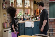 Billie (Janice LeAnn Brown) &uuml;berrascht Justin (David Henrie) mit einem neuen Look