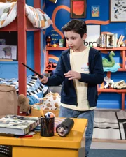 Milo (Max Matenko) zaubert entschlossen