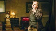 John Chapels (Timothy Spall) kleine grauen Zellen arbeiten John Chapels (Timothy Spall) kleine grauen Zellen arbeiten