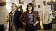 Die Kirche ruft John Chapel (Timothy Spall) und DS Janie Mallown (Gwyneth Keyworth)