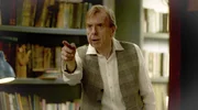 John Chapel (Timothy Spall) trumpft auf