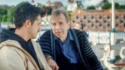 DC Evan Chaudhry (Rithvik Andugula) redet mit John Chapel (Timothy Spall, r.)