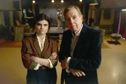 DS Janie Mallown (Gwyneth Keyworth) und John Chapel (Timothy Spall) machen Theater