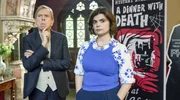 John Chapel (Timothy Spall) und DS Janie Mallown (Gwyneth Keyworth) erkunden ein mörderisches Spiel