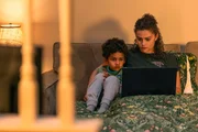 Naya Vasquez (Lily Santiago) beh&uuml;tet ihren Sohn Gael (Omi Fitzpatrick-Gonzales)