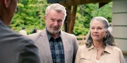 Trotz Entfremdung halten Paul (Sam Neill) und Mary Souter (Iris Quinn) zusammen