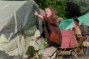 Die Obdachlose Glory (Marilyn Norry) w&uuml;tet gegen die Aufl&ouml;sung des Zeltlagers