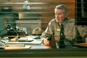 Paul Souter (Sam Neill) beargw&ouml;hnt die Ermittlungen im Yosemite Nationalpark