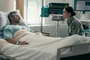 Naya Vasquez (Lily Santiago) wacht &uuml;ber den verletzten Partner Kyle Turner (Eric Bana)