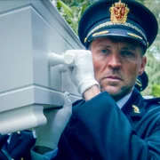 Harry Hole (Tobias Santelmann) tr&auml;gt eine schwere Last