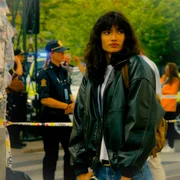 Journalistin Maya Ek (Kelly Gale) steckt ihre Nase in den Fall
