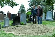 Warden Mackenzie (Peter Outerbridge) und sein Kumpel Lenny Burroughs (Hugh Thompson) zweifeln Warden Mackenzie (Peter Outerbridge) und sein Kumpel Lenny Burroughs (Hugh Thompson) zweifeln