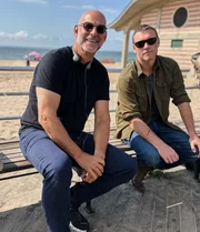 Romanautor und Executive Producer Harlan Coben genießt eine Drehpause mit seinem Star Sam Worthington (r.) Romanautor und Executive Producer Harlan Coben genießt eine Drehpause mit seinem Star Sam Worthington (r.)