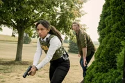 David Burroughs (Sam Worthington) vertraut Sarah Greer (Logan Browning) David Burroughs (Sam Worthington) vertraut Sarah Greer (Logan Browning)