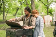 Charles (Luke Bracey) und Caroline Ingalls (Crosby Fitzgerald) sichten ihre Besitztümer Charles (Luke Bracey) und Caroline Ingalls (Crosby Fitzgerald) sichten ihre Besitztümer