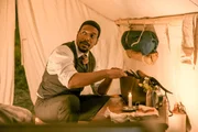 Dr. George Tann (Jocko Sims) bewährt sich Dr. George Tann (Jocko Sims) bewährt sich
