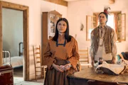 Die Umgebung irritiert White Sun (Alyssa Wapanatâhk) und Little Puma (Xander Cole, r.)