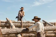 John Edwards (Warren Christie) hilft Charles (Luke Bracey, r.)