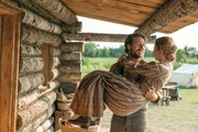 Charles (Luke Bracey) tr&auml;gt seine Frau Caroline (Crosby Fitzgerald) auf H&auml;nden