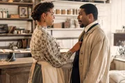 Emily Henderson (Barrett Doss) vertraut Dr. George Tann (Jocko Sims)